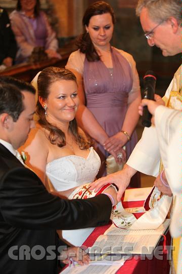 2010.06.05_14.47.19.jpg - Trauzeugin Silvia �berwacht die Zeremonie.