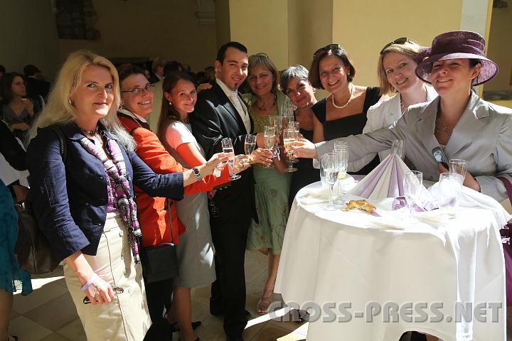 2010.06.05_15.57.17.jpg - Mit Br�utigam Martin K�hler sto�en seine Vorgesetzte LR Johanna Mikl-Leitner und seine B�rokolleginnen an.