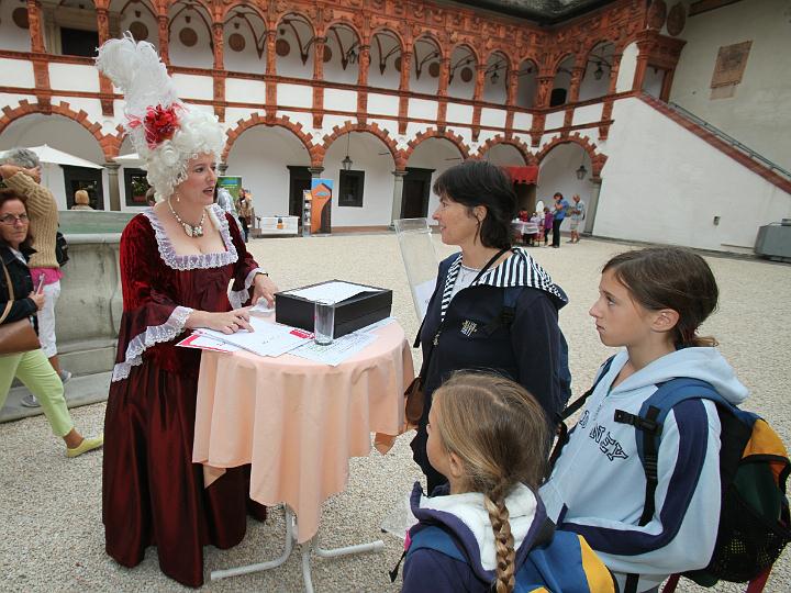 2011.09.17_12.02.09.jpg - Der Empfang der Besucher des NÖ-Familienfestes auf Schloss Schallaburg erfolgte durch eine venezianische Barockdame.