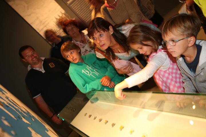 2011.09.17_12.10.59.jpg - Goldene venezianische Münzen aus vielen Jahrhunderten bei der Ausstellung.