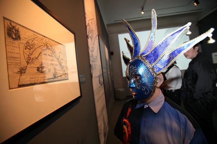 2011.09.17_13.19.25.jpg - Ein junger Besucher scheint ein Fan von Venedigs Karnevalmasken zu sein. :)