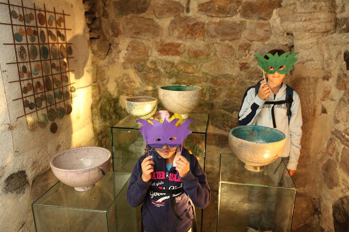 2011.09.17_13.45.26.jpg - Masken gab es nicht nur zum Kaufen, die Kinder hatten auch die Möglichkeit, sich selbst welche zu basteln.