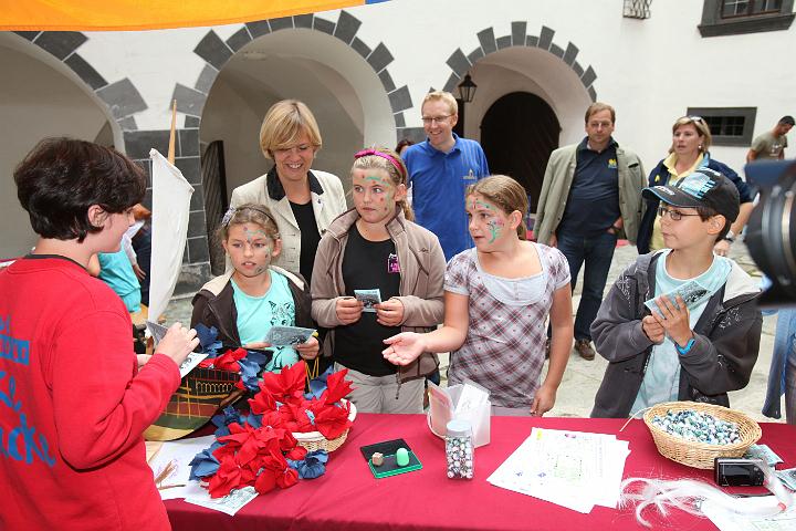 2011.09.17_14.26.48.jpg - Venedig-Rallye im kleinen Innenhof von Schloss Schallaburg, begutachtet von Landesrätin Barbara Schwarz (hinten links).