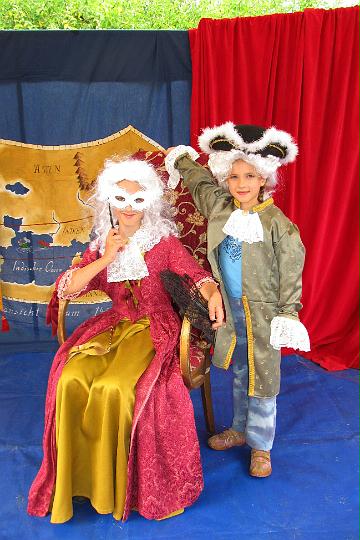 2011.09.17_14.28.34.jpg - In einem der Zelte hatten die Kinder die Möglichkeit, sich als feine mittelalterliche Damen und Herren nach venezianischer Art zu verkleiden und fotografieren zu lassen.