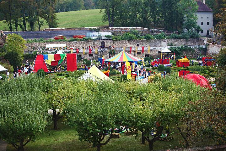 2011.09.17_14.32.04.jpg - So bunt ist der Turniergarten der Schallaburg nur, wenn ein NÖ-Familienfest darin gefeiert wird.  :)