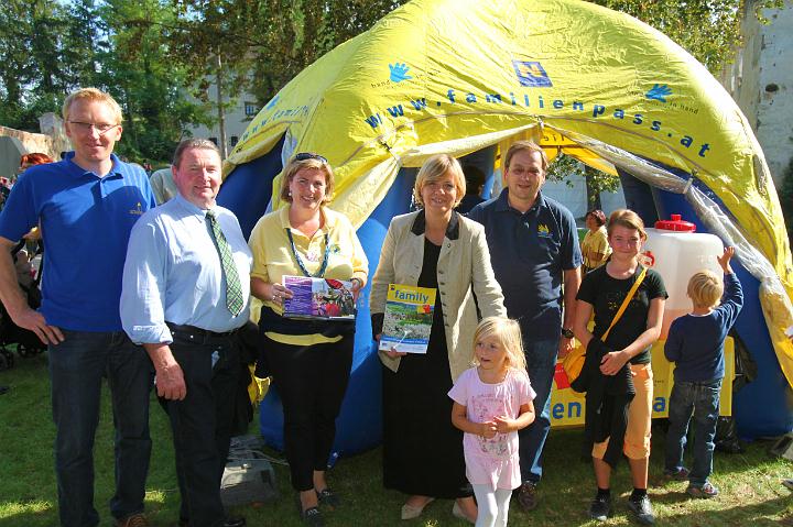 2011.09.17_15.01.00.jpg - Vor dem Familienzelt: Peter Fritz (Standortleiter Schallaburg), Norbert Gleiß (Bürgermeister Schollach), Bettina Pröglhöf (Familienreferat), Landesrätin Mag. Barbara Schwarz, und Dr. Peter Pitzinger (Leiter Familienreferat) mit Kindern.