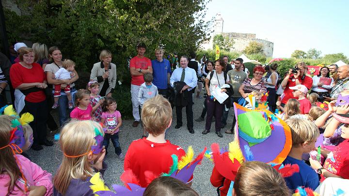 2011.09.17_15.06.37.jpg - Landesrätin Barbara Schwarz begrüßt die Kinder.