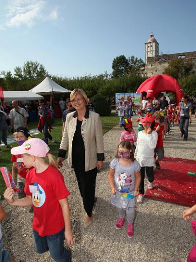 2011.09.17_15.11.18.jpg - Landesrätin Mag. Barbara Schwarz begleitet den Maskenumzug in den wunderschönen Gartenanlagen.