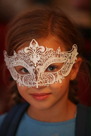 2011.09.17_15.57.04.jpg - Manche Masken sind nicht zum Verstecken, sondern zum Verschönern gedacht.  :)