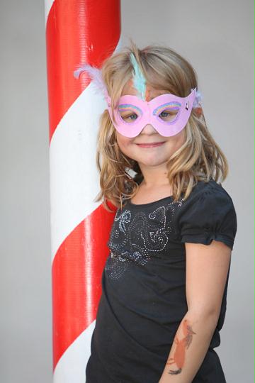 2011.09.17_16.01.40.jpg - In Venedig dienen rot-weiß gestrichene Säulen dazu, die Gondeln fest zu machen, auf der Schallaburg, um Kinder zu fotografieren. :)