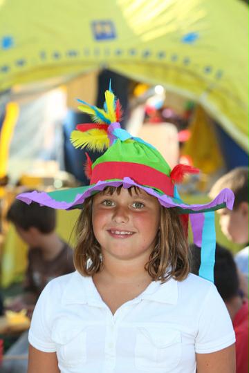 2011.09.17_16.10.54.jpg - Mit buntem Hut vor dem Famillienpass-Zelt.
