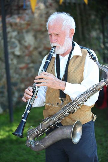 2011.09.17_16.22.34.jpg - Natürlich durfte auch venezianische Musik nicht fehlen: in den Gartenanlagen des Schlosses spielte auf alten Instrumenten die "Grop Traditionale Furlan" aus Friaul.