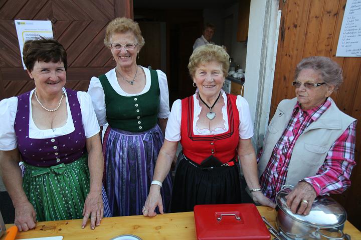 2011.09.25_16.01.55.jpg - Dirndldamen vom Seniorenbund bieten hausgemachte Köstlichkeiten bei der Labstation Handlhof im Krottenthal.