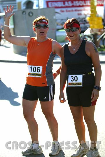 2008.06.21_18.06.19.JPG - L�uferinnen posieren wie ge�bte Models.  ;)