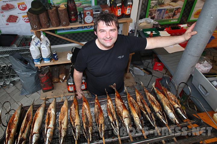 2009.06.20_18.21.16.jpg - Steckerlfische frisch aus der Url.  ;)