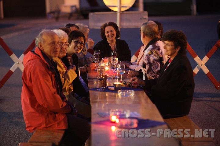 2009.06.20_21.43.20.jpg - Die "Humpl-Runde" (Kirchenchor) am romantischen Stammtischende bei Inge Schoi�engeyr.