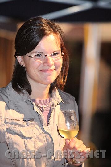 2009.06.20_22.00.42.jpg - Auch Hexlein trinken mal ein Schl�ckchen Kirtagswein. ;)