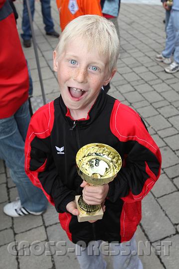 2009.06.20_19.20.03.jpg - Kleiner Goldschopf freut sich riesig �ber seinen Goldpokal. :)