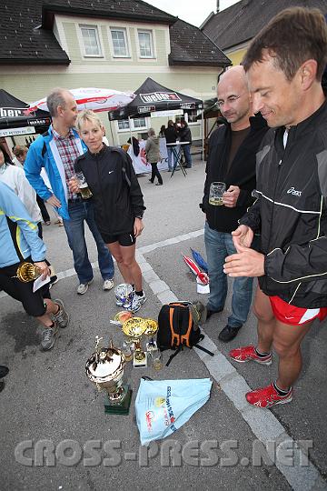 2009.06.20_20.11.39.jpg - Manche horteten die Pokale haufenweise.  ;)