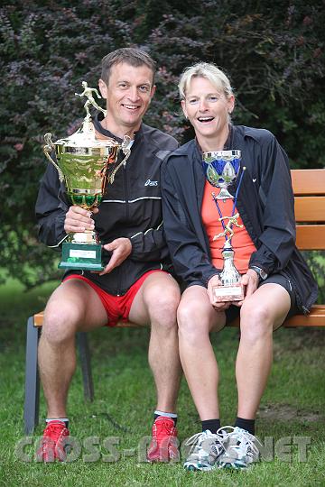 2009.06.20_20.18.29.jpg - Mit den Lauftroph�en in der Hand l��t sich gem�tlich ruhen.  ;)