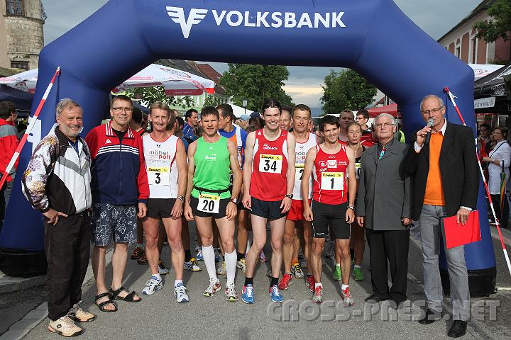2009.06.20_18.17.56.jpg - Vor dem Start des Hauptlaufes wurden die L�ufer von Bgm. OSR Gerhard Wieser begr��t.  Im Bild (v.l.n.r.): Karl Kaindl von der Sportunion St.Peter, Organisator Helfried Bauer, Lokalmatador Franz Brenn, Gerhard Plank, sowie dem sp�teren Gewinner Klaus Vogl, dem Vorjahrssieger Thomas Pechhacker und Moderator Heinz Eidenberger.