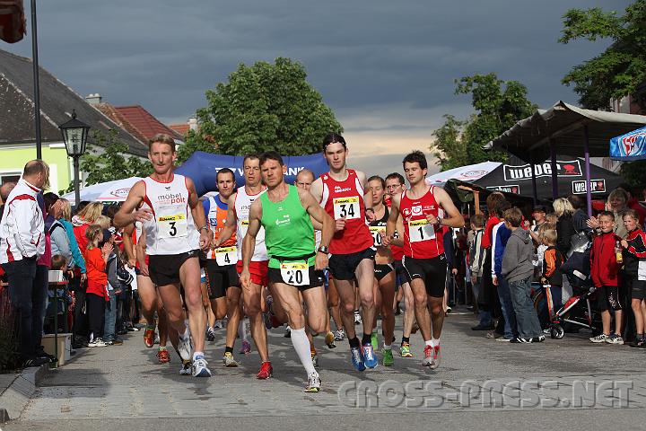 2009.06.20_18.18.37_01.jpg - Sekunden nach dem Start, v.l.n.r.: Lokalmatador Franz Brenn neben Gerhard Plank (4. Platz), �berraschungssieger Klaus Vogl (LCA Umdasch Amstetten) und dem vorj�hrigen Gewinner und Favoriten Thomas Pechhacker von der Sportunion Waidhofen/Ybbs.