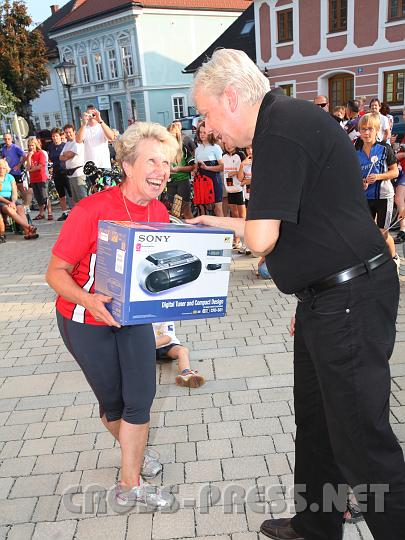 2009.09.20_17.20.46.jpg - Gro�e Freude �ber ihren gewonnen Preis.  "Vielleicht kann man es auf's Fahrad monitieren", meinte Altbgm. Heuras. ;)