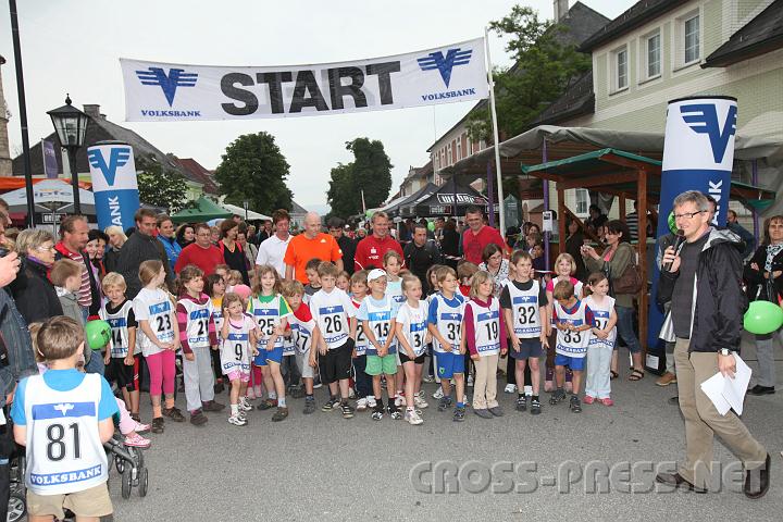 2010.06.19_17.31.00.jpg - Die Kleinsten (Jg. 2004-2006) am Start.