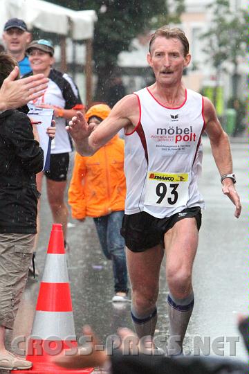 2010.06.19_18.35.03_01b.jpg - Der langj�hrige Ortsmeister Franz Brenn in der Zielgeraden.
