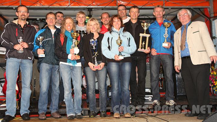 2010.06.19_20.12.31_01.jpg - St.Peterer OrtsmeisterInnen: Gerhard Schlachter, Johann Brandner, Otto Wendlik (Organisator), Claudia Naringbauer, Robert Sch�rghuber, Irmgard Strasser, Dietmar Hausberger, Gerlinde Rammel, Helfried Bauer (Organisator), Andreas Prokosch, Franz Brenn und Bgm. Gerhard Wieser.