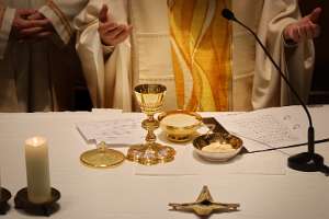 Klosterkirchen Kirtag Brot und Wein Jesu am Altar