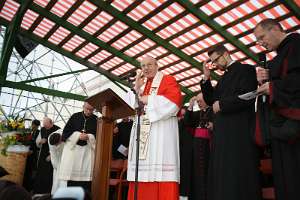 Einweihung der Phil.-Theol. HS BXVI. Heiligenkreuz Abschluss-Segen von Kardinal Schönborn.
