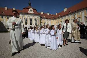 Erstkommunion 2009 Einzug in den Stiftshof mit P.Dominik, P.Michael und den Lehrerinnen.