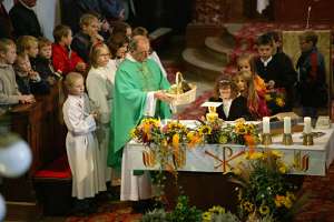 ErnteDankFest mit Ehrung von Herrn Steinbichler Kinder der Volksschule bringen Fürbitten vor.