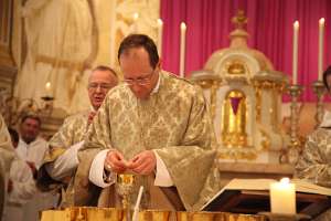 Kroatisch-österreichischer Pilger-Kreuzweg Weihbischof Stephan Turnovszky bricht die Hostie.
