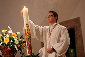 OsterNachtFeier in Haag An der Osterkerze wird ein Licht enzündet ...