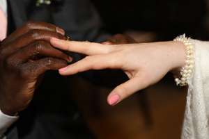 2017.02.18_15.14.19 Anstecken des Ringes.