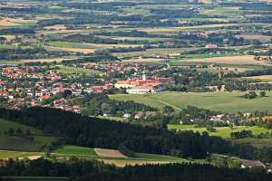 2009.07.19_17.18.12 Blick auf Stift Seitenstetten und Mostviertel Landschaft, vom Hubertuskapelle aus in St.Michael am Bruckbach.